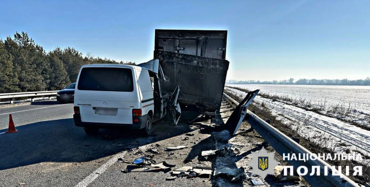 На Київщині мікроавтобус врізався у вантажівку: є загибла і постраждалий. Подробиці та фото dqxikeidqxidqeant