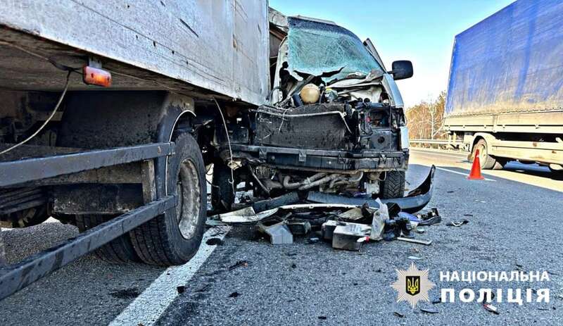 На Київщині мікроавтобус врізався у вантажівку: є загибла і постраждалий. Подробиці та фото