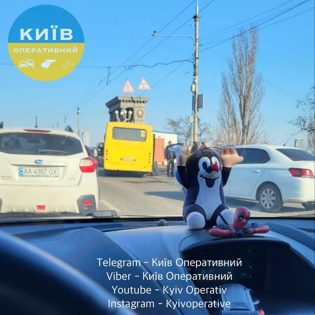 В Киеве у маршрутки на въезде на мост Патона отвалилось колесо: образовалась пробка. Фото dqxikeidqxidqeant
