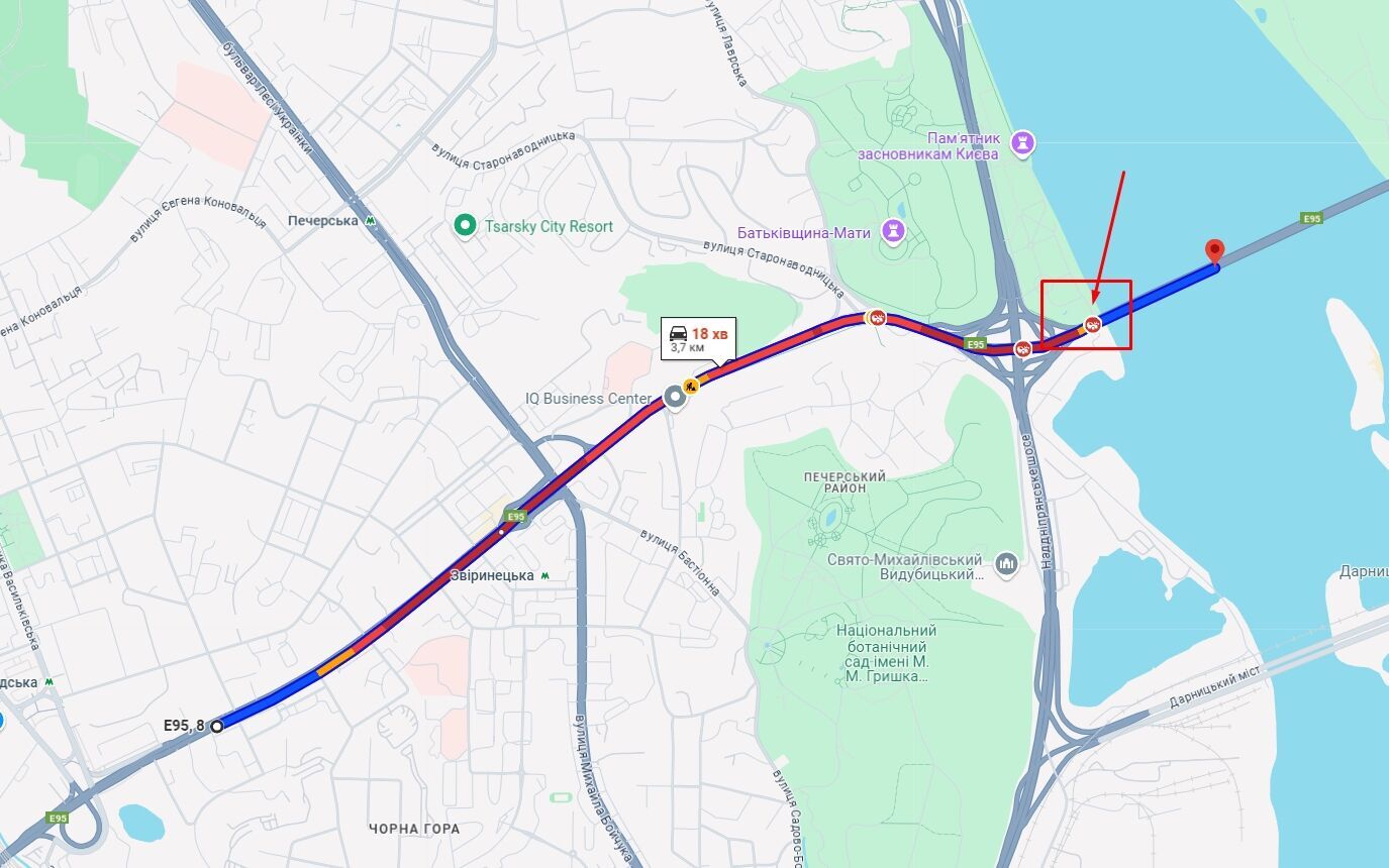В Киеве у маршрутки на въезде на мост Патона отвалилось колесо: образовалась пробка. Фото
