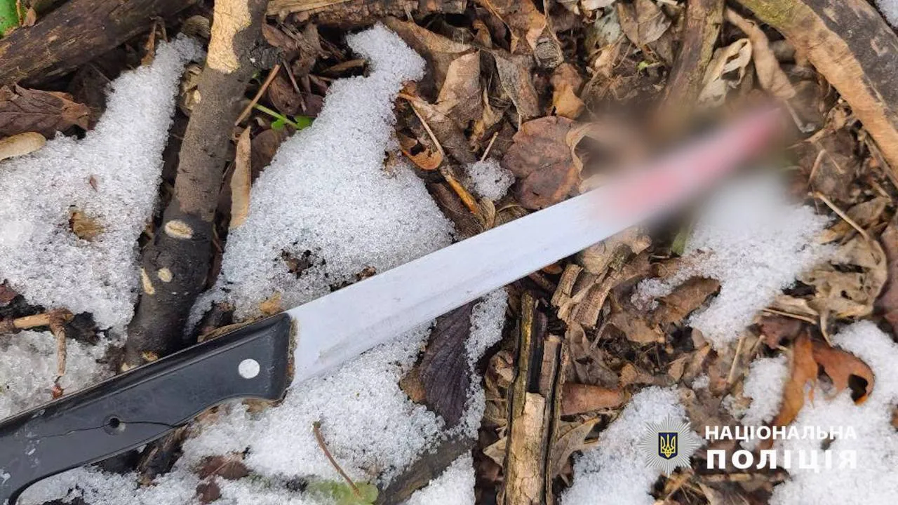 Зарезал из-за ревности: в Киеве задержали мужчину, который убил знакомого посреди улицы. Фото и видео