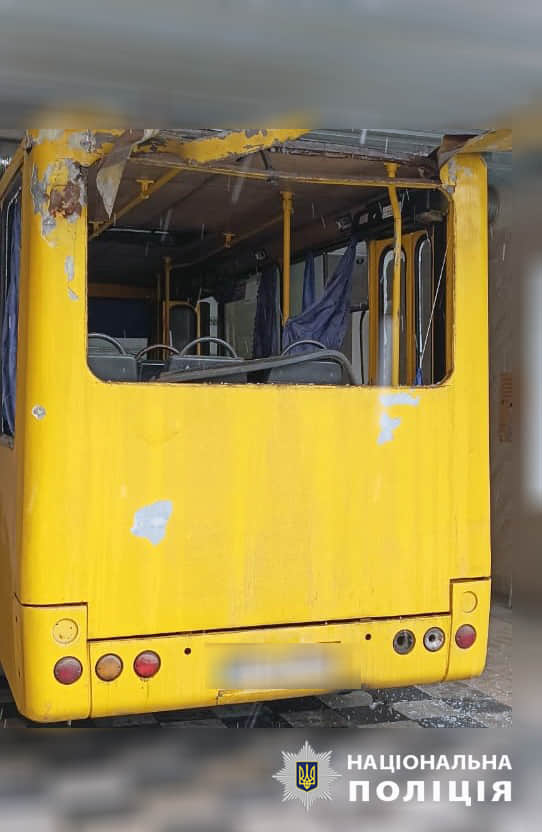 damaged passenger bus in Kherson, police photo dqxikeidqxidqrant