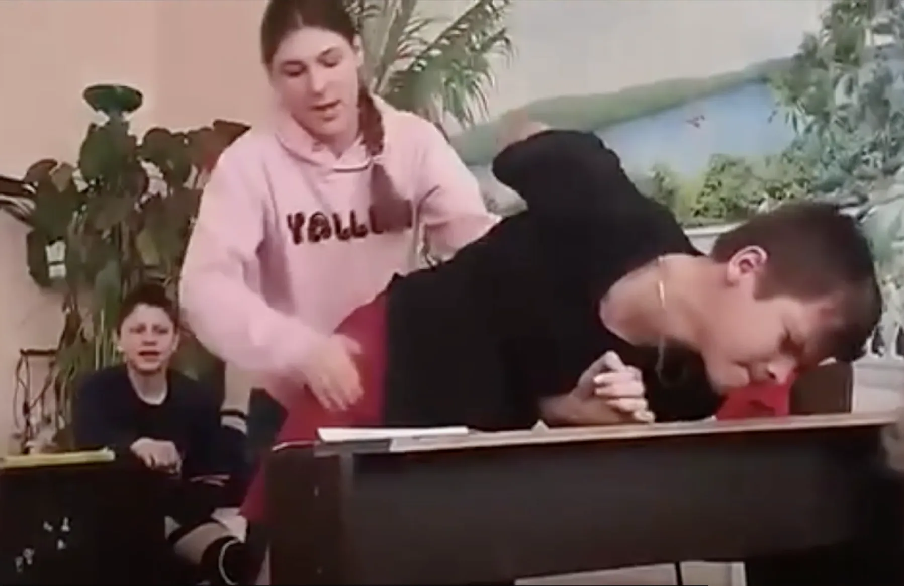 На Тернопільщині вчителька силою забирала в учня телефон: її покарали dqxikeidqxidqrant