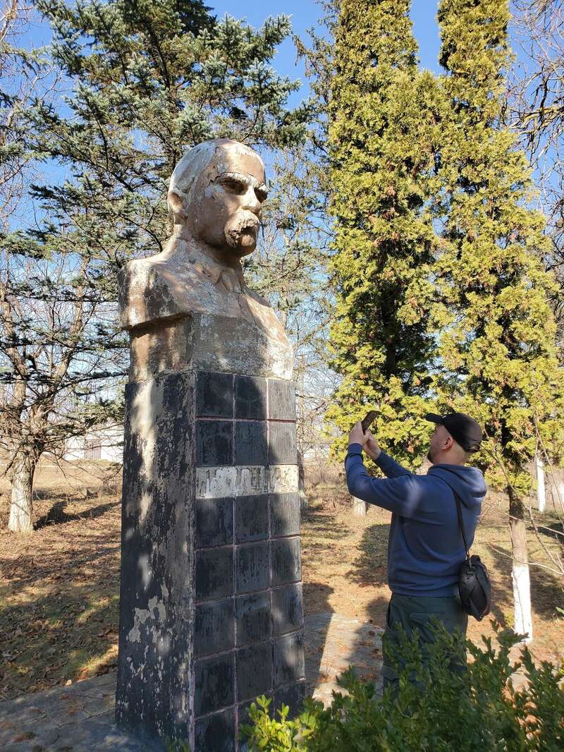 Lenins monument turned into Taras Shevchenko in the village in Vinnytsia region (Photo) dqxikeidqxiqthant