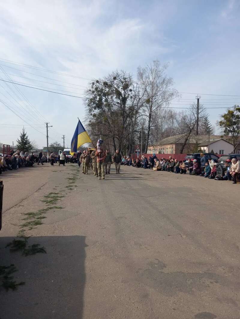 Без батька залишилися двоє дітей: на Черкащині попрощалися із захисником, який загинув на Харківщині. Фото