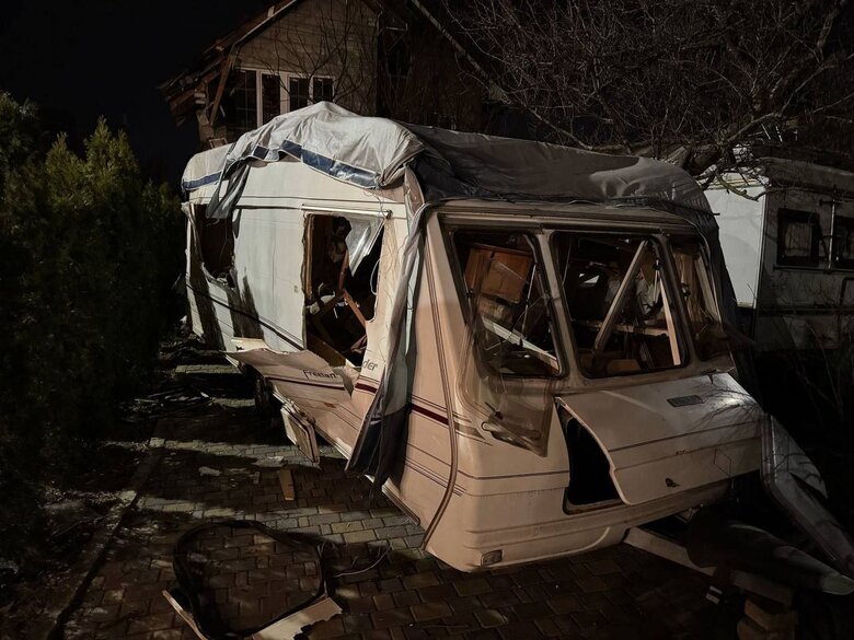 В результате обстрелов Днепра повреждено около 10 частных домов. Разбиты окна в детсаду и школе.