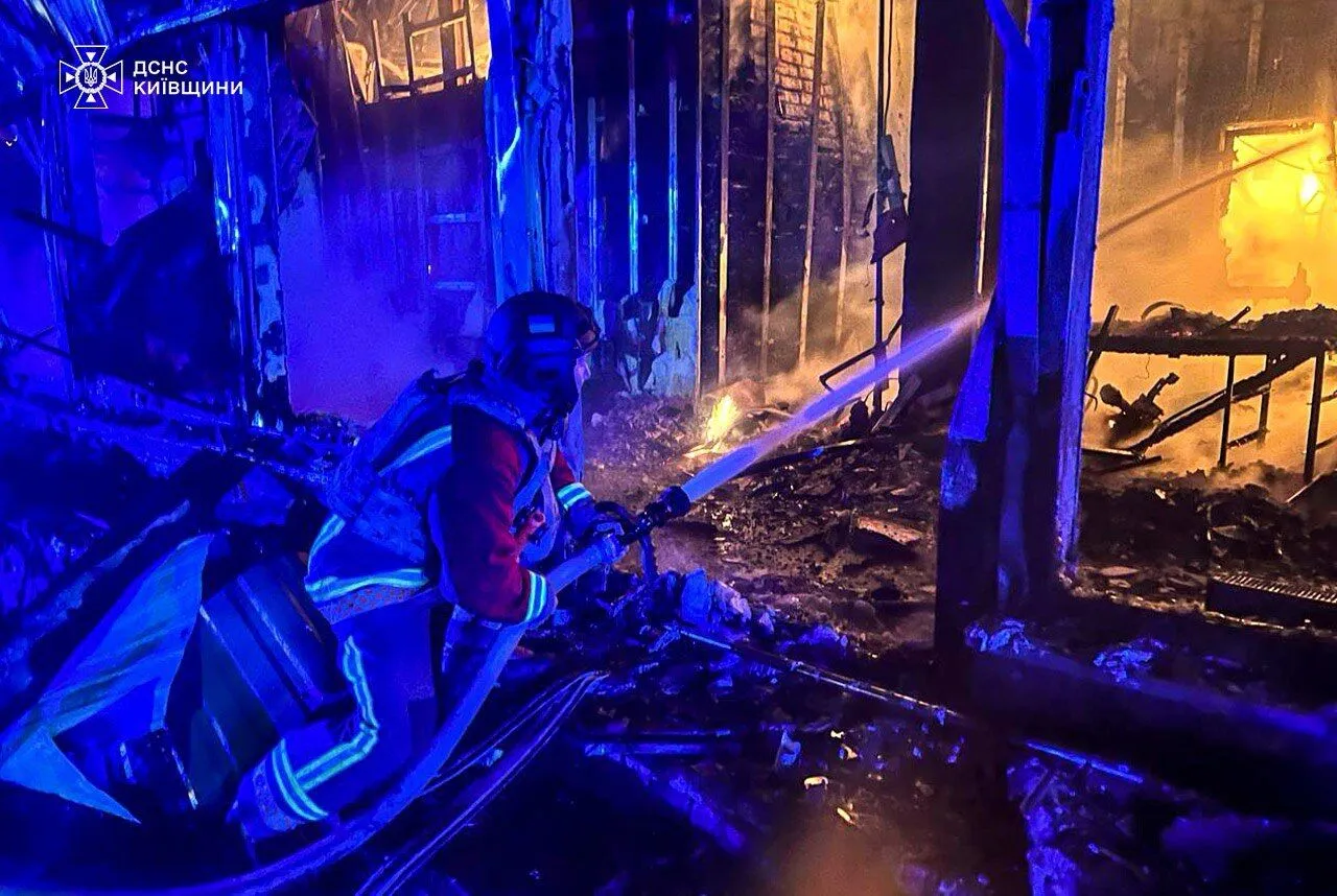 As a result of the enemy attack in Kyiv region, a furniture store caught fire, and houses were damaged. Photo dqxikeidqxidqeant