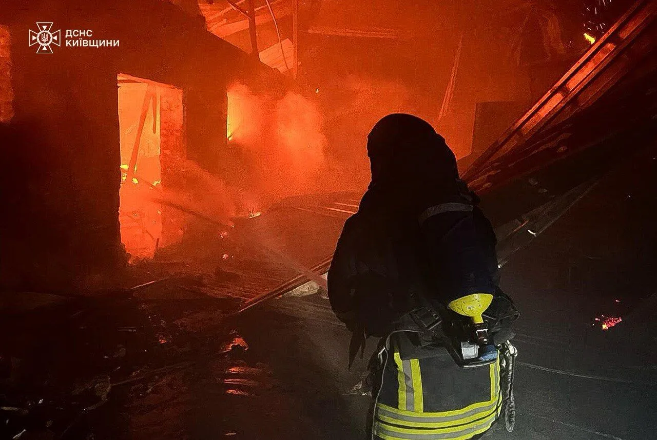 На Киевщине в результате вражеской атаки загорелся мебельный магазин, повреждены дома. Фото