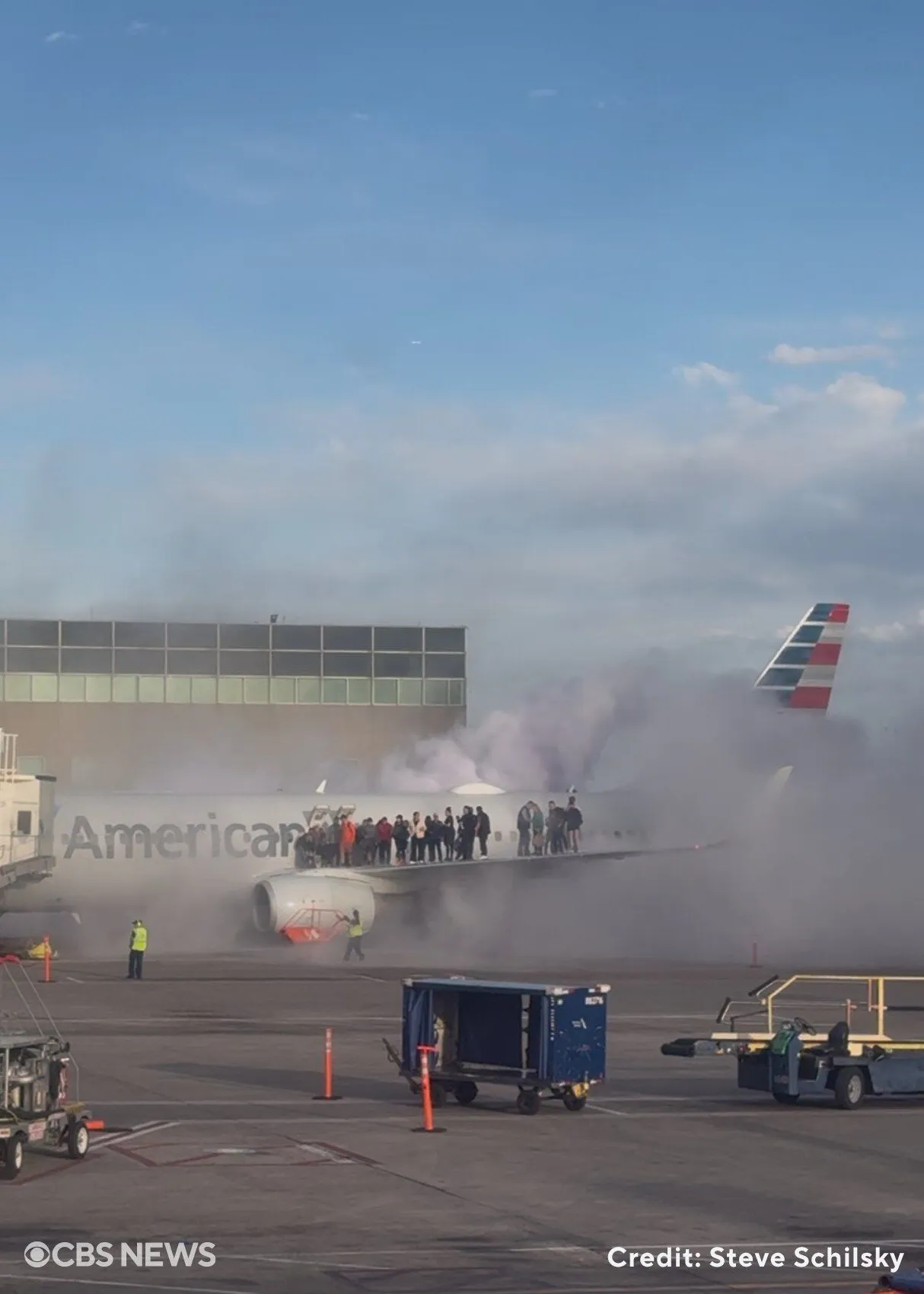 Вогонь охопив двигун: в аеропорту Денвера спалахнув літак Boeing 737 з пасажирами, є постраждалі. Фото і відео