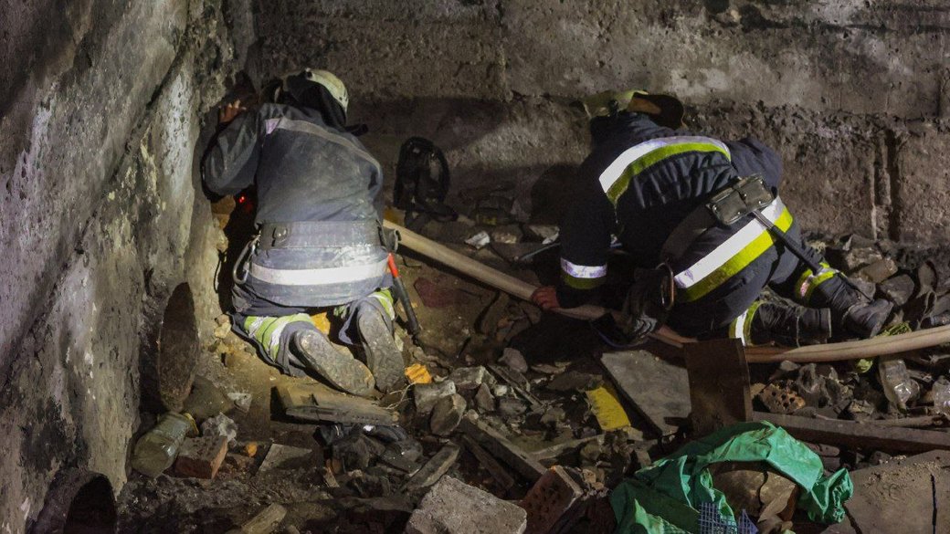 Чоловіка витягнули з труби у Харкові Чоловіка витягнули з труби у Харкові dqxikeidqxidqrant