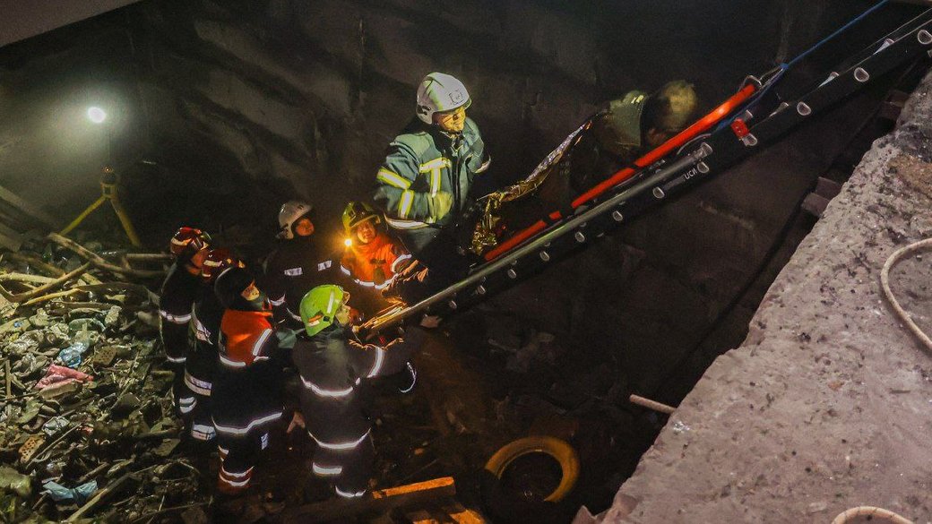 У Харкові 43 рятувальники та комунальники майже п’ять годин витягали чоловіка з труби У Харкові 43 рятувальники та комунальники майже п’ять годин витягали чоловіка з труби