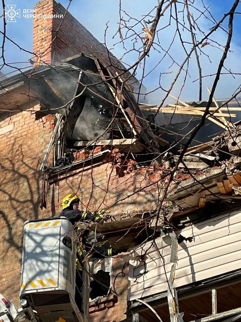 Последствия удара российского БПЛА по жилому дому в Чернигове. dqxikeidqxidqrant