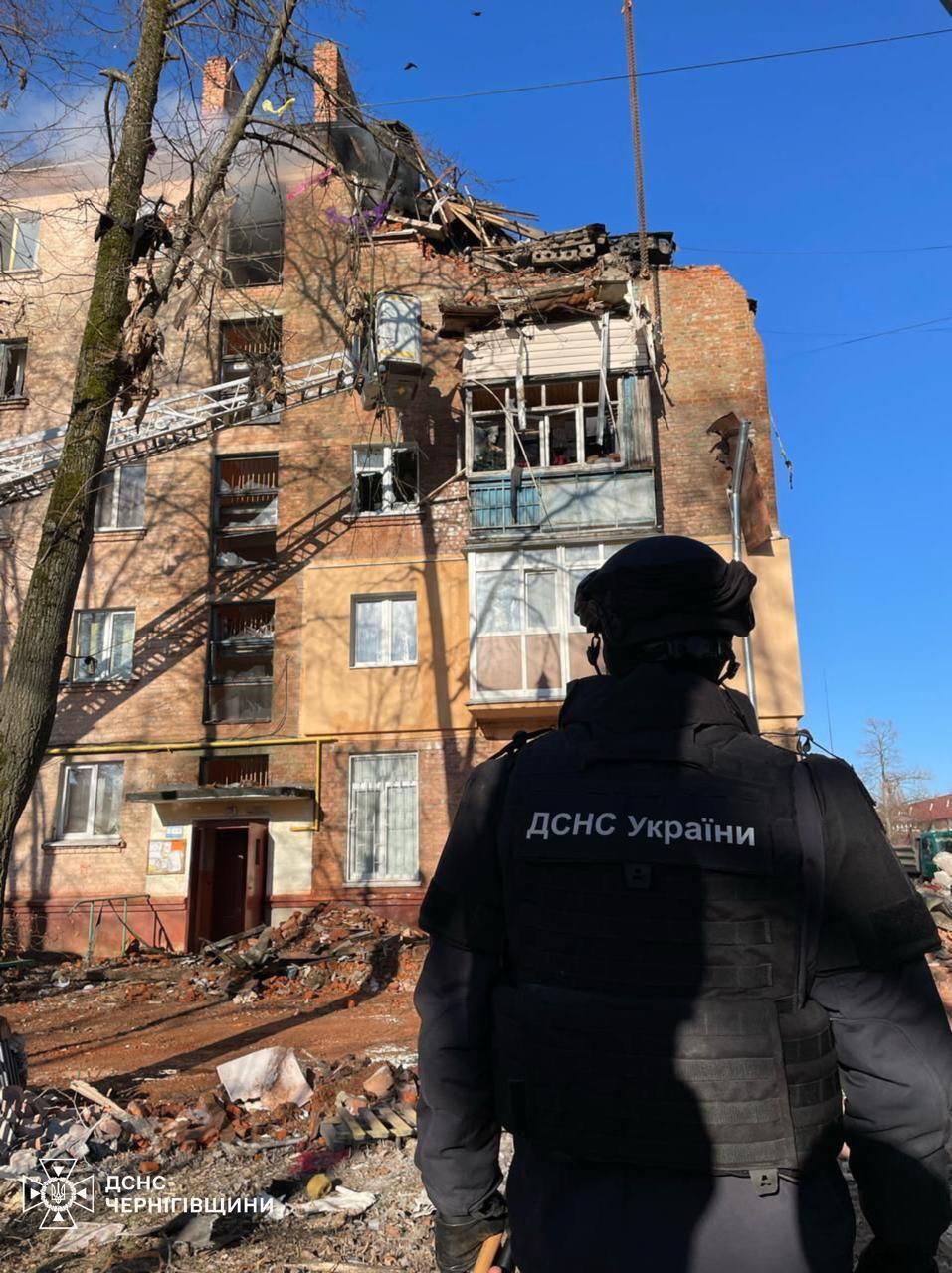 Consequences of the Russian UAV strike on a residential building in Chernihiv.