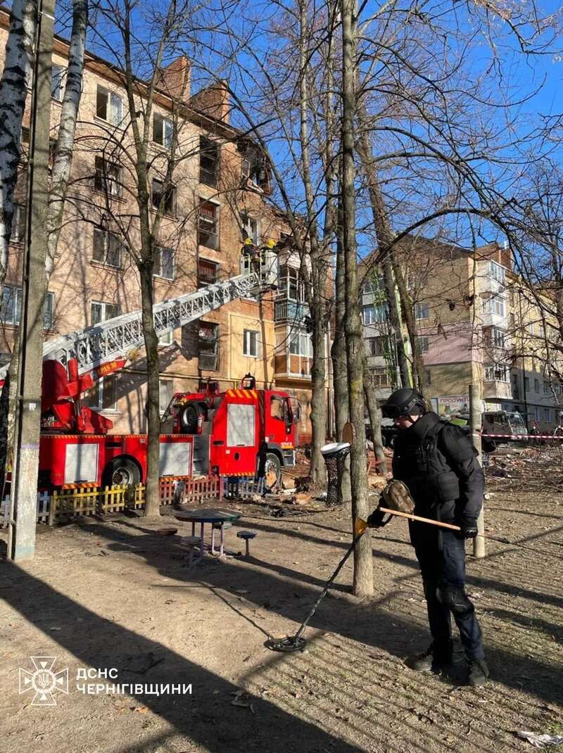 Последствия удара российского БПЛА по жилому дому в Чернигове.