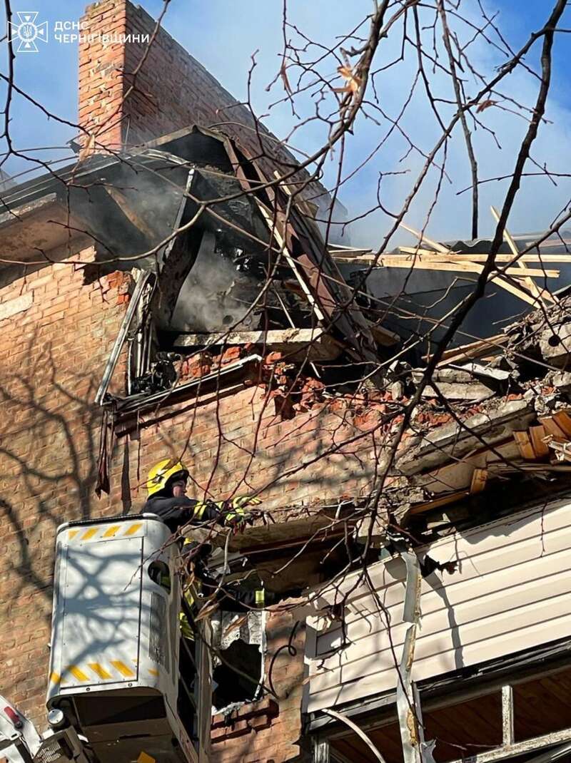 Consequences of the Russian UAV strike on a residential building in Chernihiv. dqxikeidqxidqrant