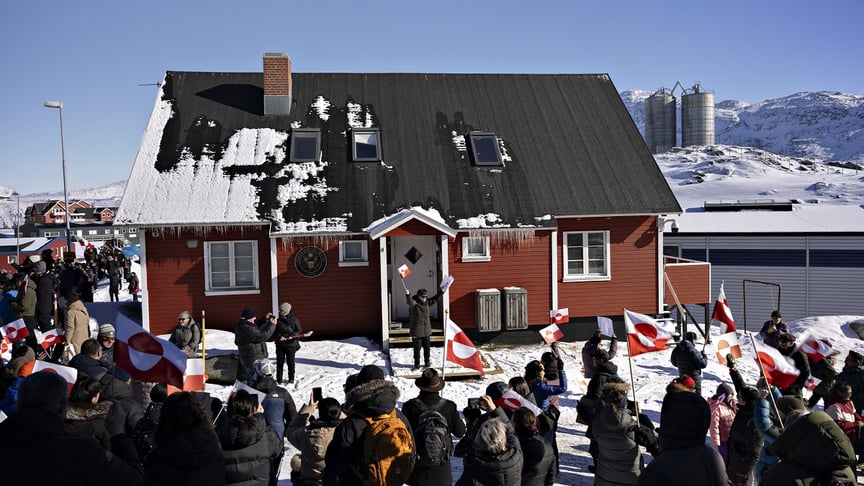 Протестующие машут флагами Гренландии перед консульством США во время демонстрации под лозунгом «Гренландия принадлежит гренландскому народу», 15 марта 2025 года