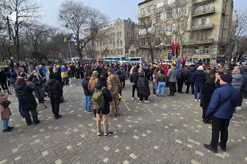 Люди несли квіти: в Одесі попрощалися з убитим активістом Демʼяном Ганулом. Фото і відео dqxikeidqxiqzant