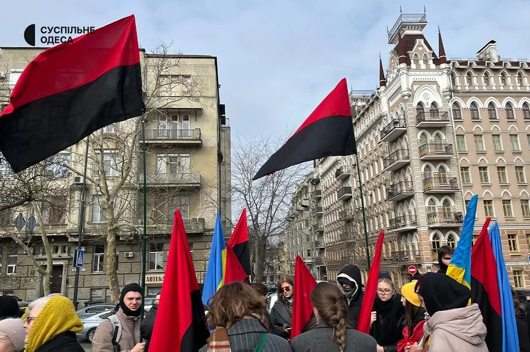 Люди несли квіти: в Одесі попрощалися з убитим активістом Демʼяном Ганулом. Фото і відео