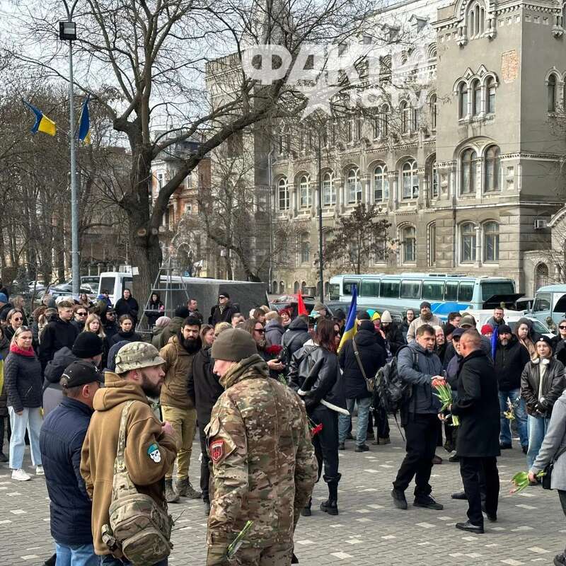 Люди несли квіти: в Одесі попрощалися з убитим активістом Демʼяном Ганулом. Фото і відео