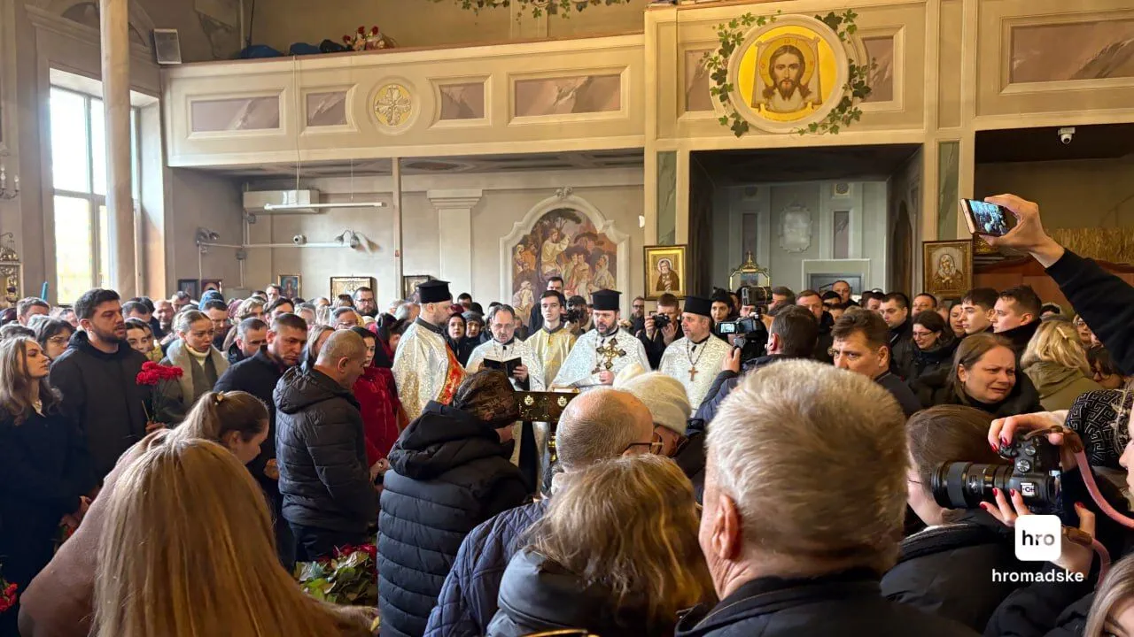 Люди несли квіти: в Одесі попрощалися з убитим активістом Демʼяном Ганулом. Фото і відео