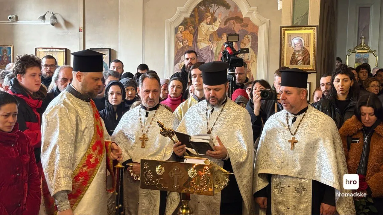 Люди несли квіти: в Одесі попрощалися з убитим активістом Демʼяном Ганулом. Фото і відео