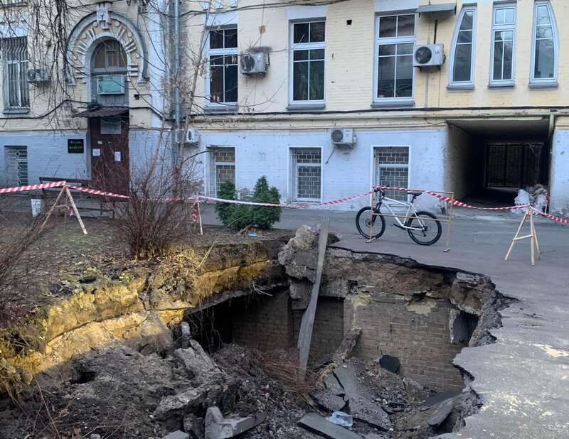 В Киеве на месте ямы в жилом дворе обнаружили "кирпичные подземелья" (фото) dqxikeidqxidqrant