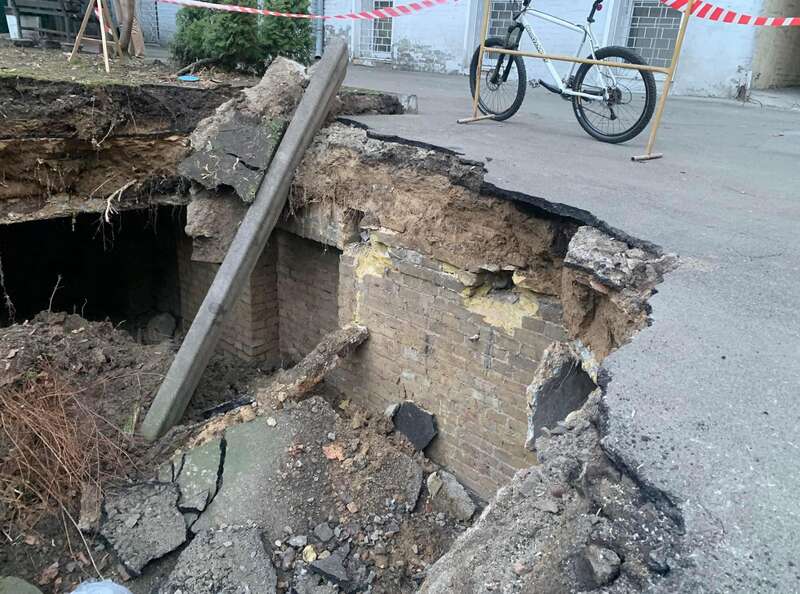 В Киеве на месте ямы в жилом дворе обнаружили "кирпичные подземелья" (фото)