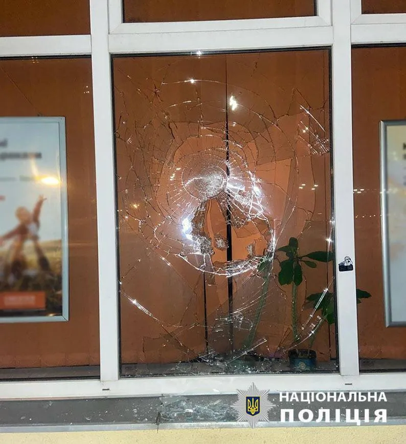 На замовлення ворога намагався підпалити відділення банку: у Києві на гарячому затримали юнака. Фото