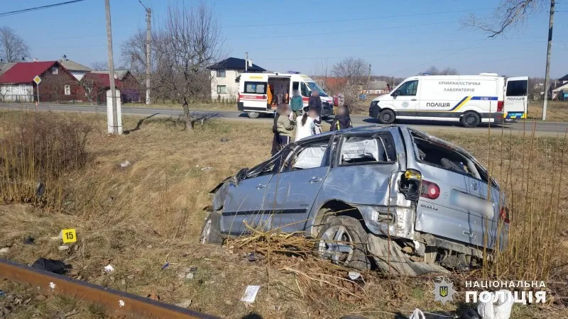 На Буковине отец и несовершеннолетний сын погибли в жутком ДТП: авто попало в кювет. Фото dqxikeidqxidqrant