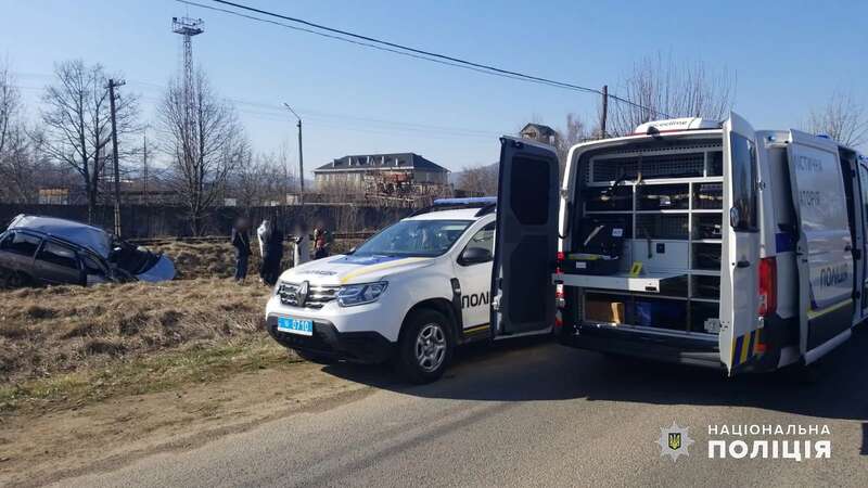 На Буковине отец и несовершеннолетний сын погибли в жутком ДТП: авто попало в кювет. Фото