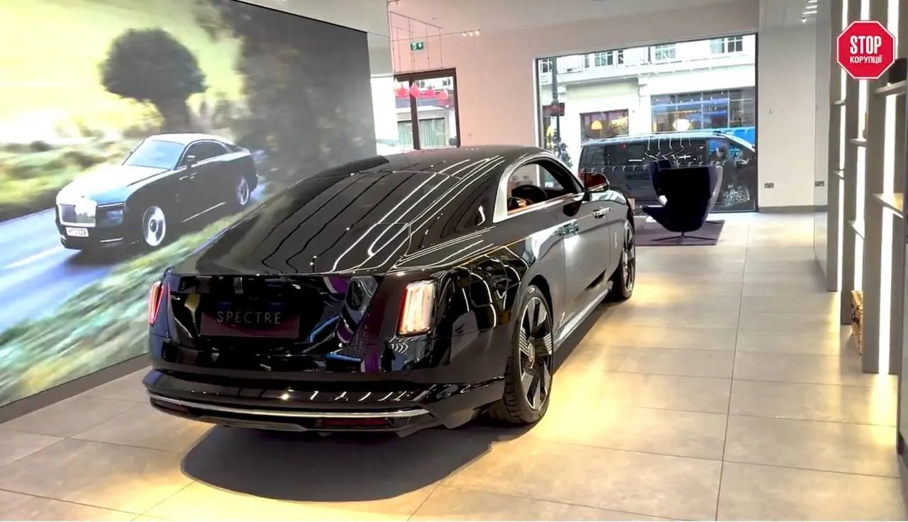 Аналогічне авто у британському салоні Roll’s Royce dqxikeidqxidqeant