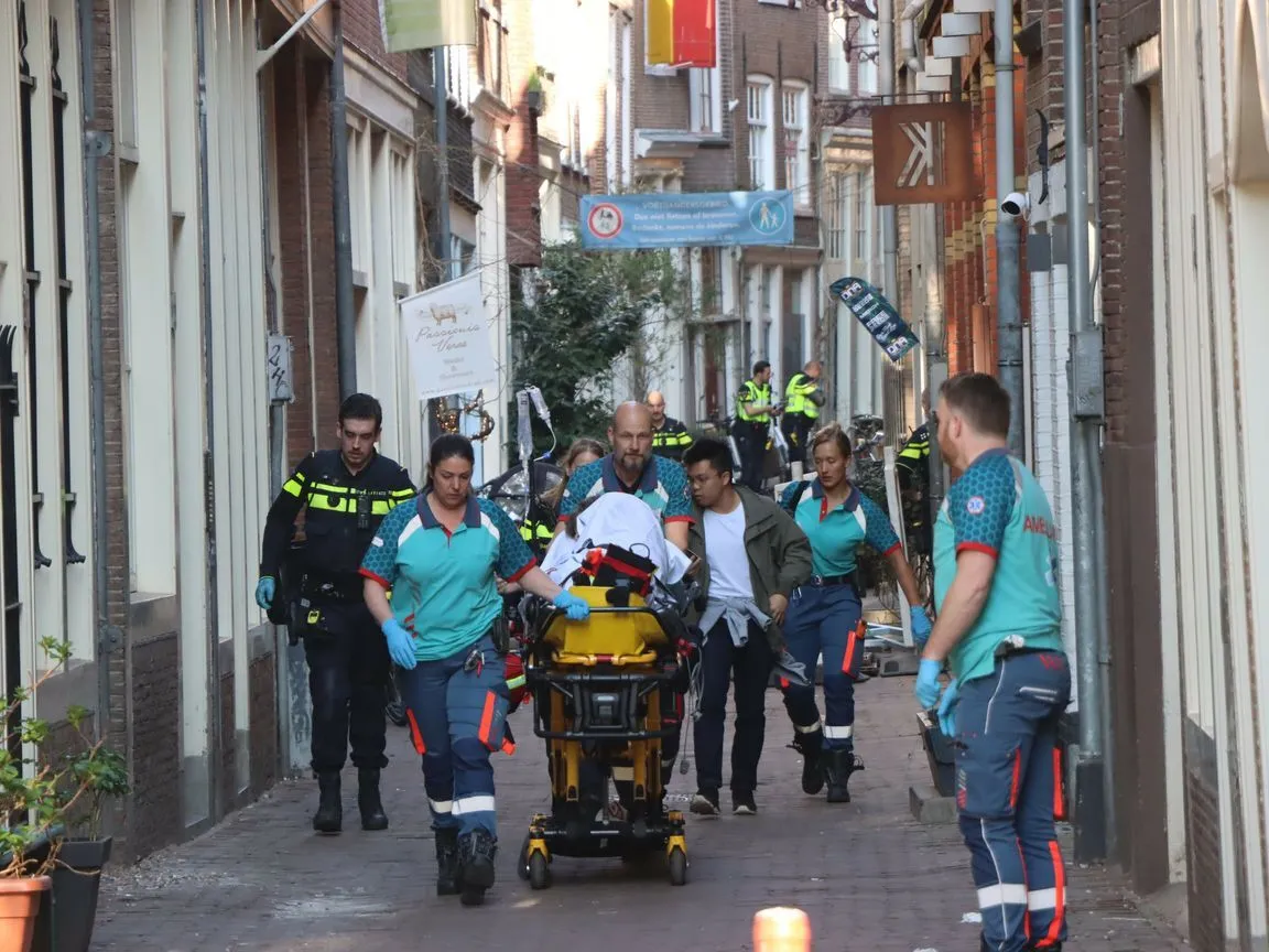 В Амстердаме мужчина с ножом напал на людей и ранил пятерых, пока его схватили: все подробности. Фото и видео