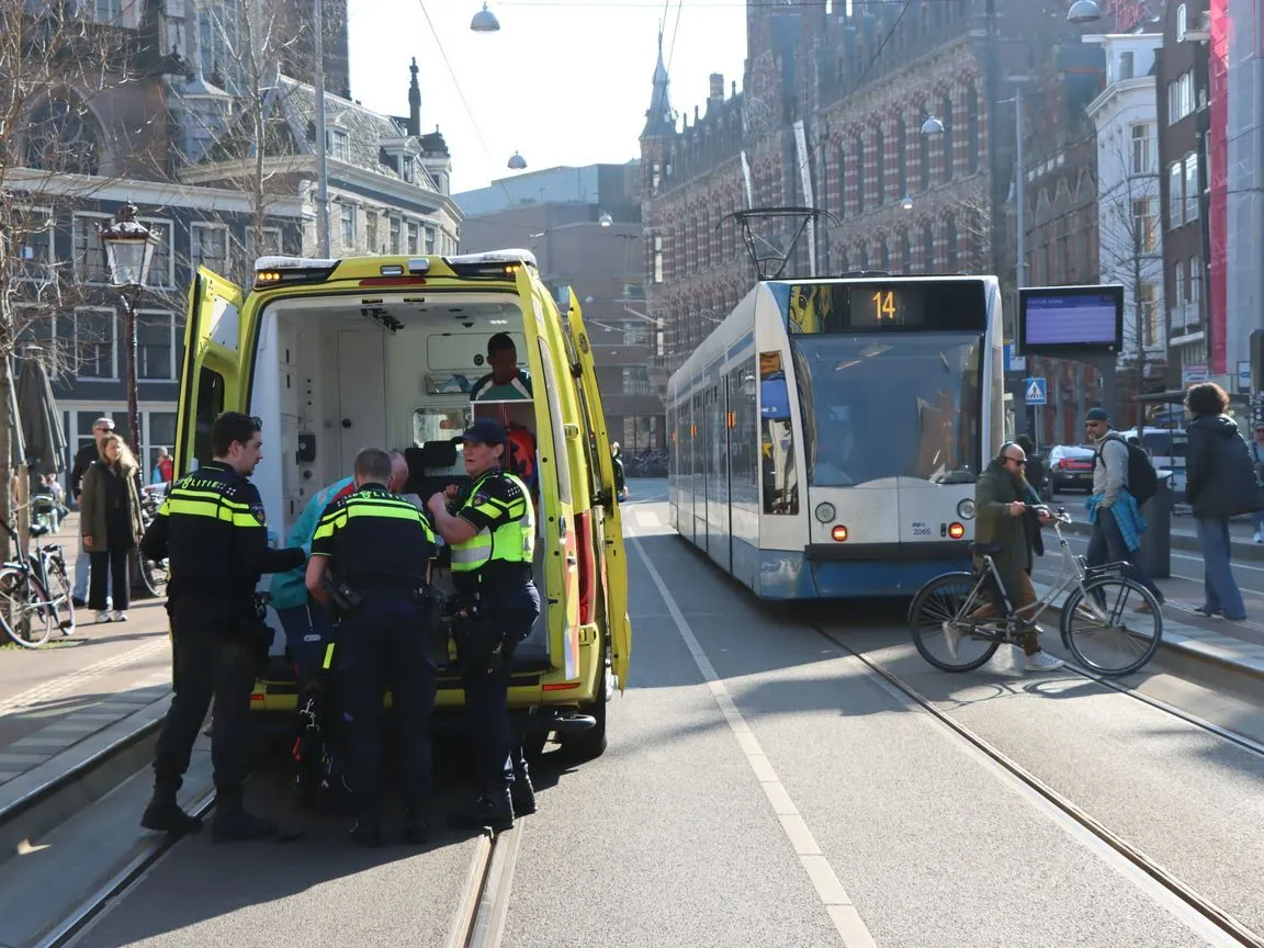В Амстердаме мужчина с ножом напал на людей и ранил пятерых, пока его схватили: все подробности. Фото и видео