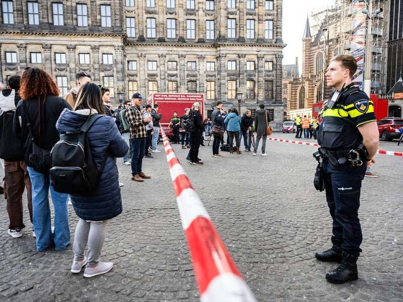 В Амстердаме мужчина с ножом напал на людей и ранил пятерых, пока его схватили: все подробности. Фото и видео