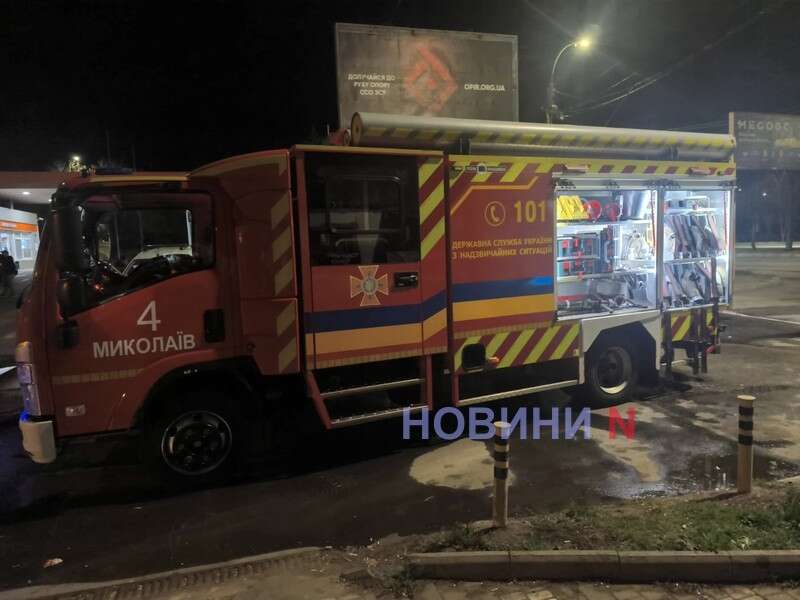 У центрі Миколаєва підпалили військовий мікроавтобус – підозрюють підлітків