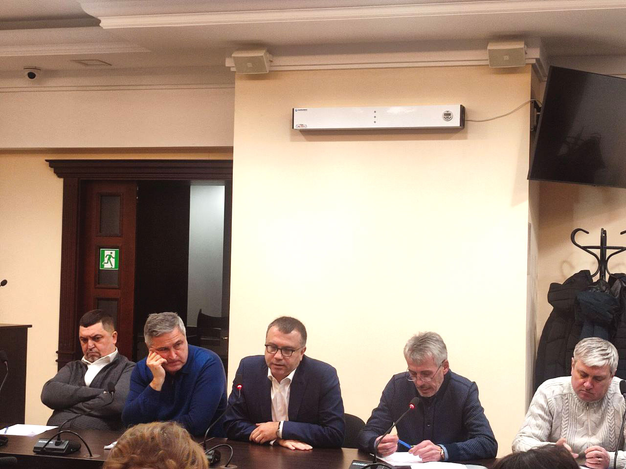 Група суддів ОАСК на чолі з Павлом Вовком (посередині в окулярах) на судовому засіданні у справі про вчинення спроб захоплення держвлади і перешкоджанні роботи Вищої кваліфікаційної комісії суддів dqxikeidqxiqtuant
