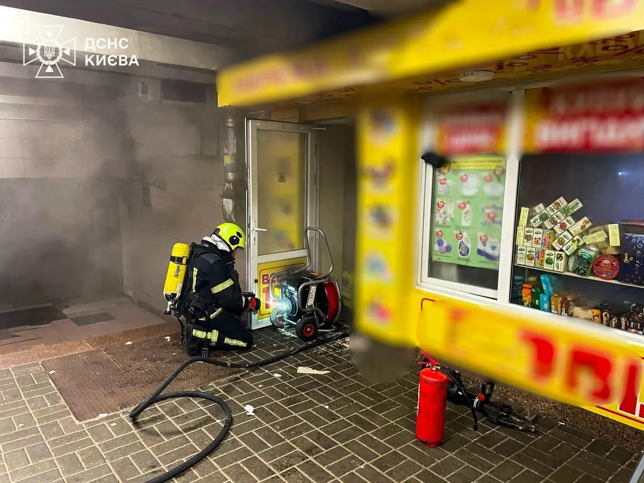 У Києві сталася пожежа в підземному переході біля станції метро. Подробиці та фото