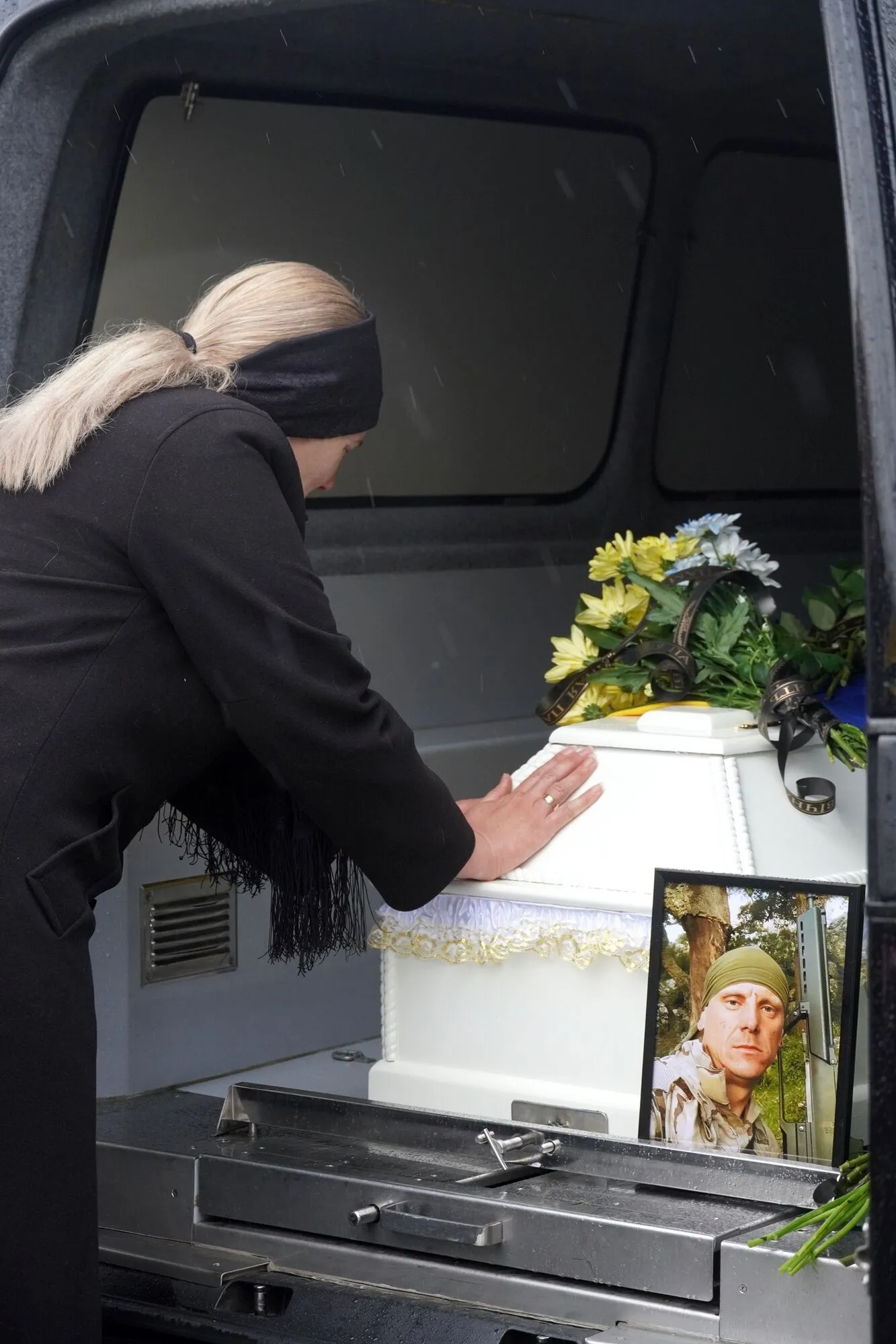 Стояв на захисті України від російських окупантів: у Хотині провели в останню путь молодшого сержанта Геннадія Рясова. Фото