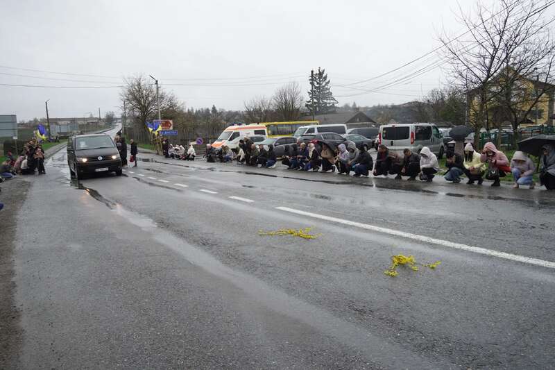 Стояв на захисті України від російських окупантів: у Хотині провели в останню путь молодшого сержанта Геннадія Рясова. Фото
