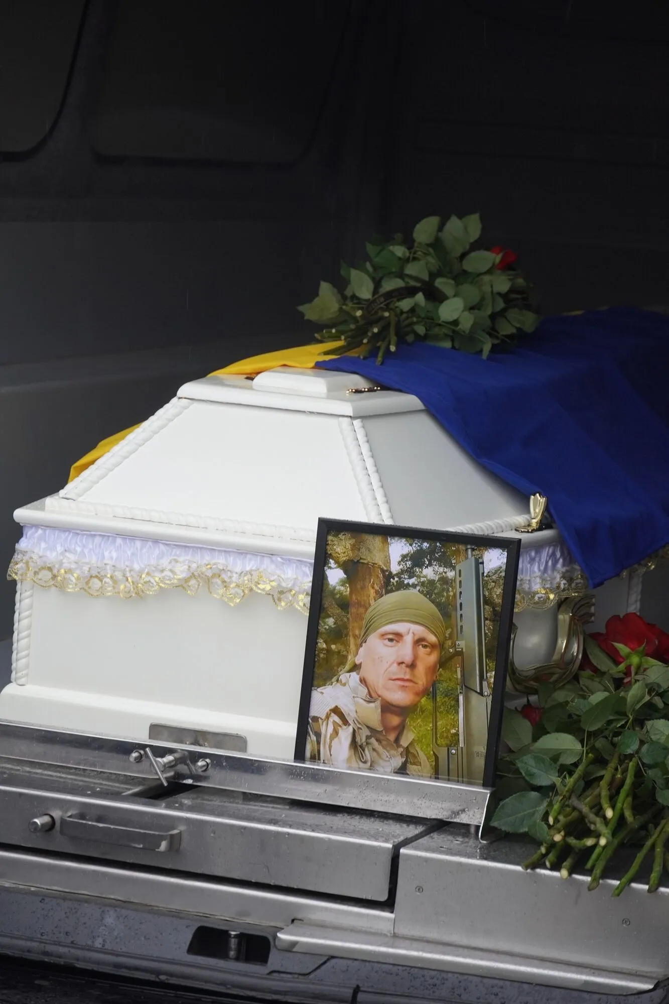 Стояв на захисті України від російських окупантів: у Хотині провели в останню путь молодшого сержанта Геннадія Рясова. Фото