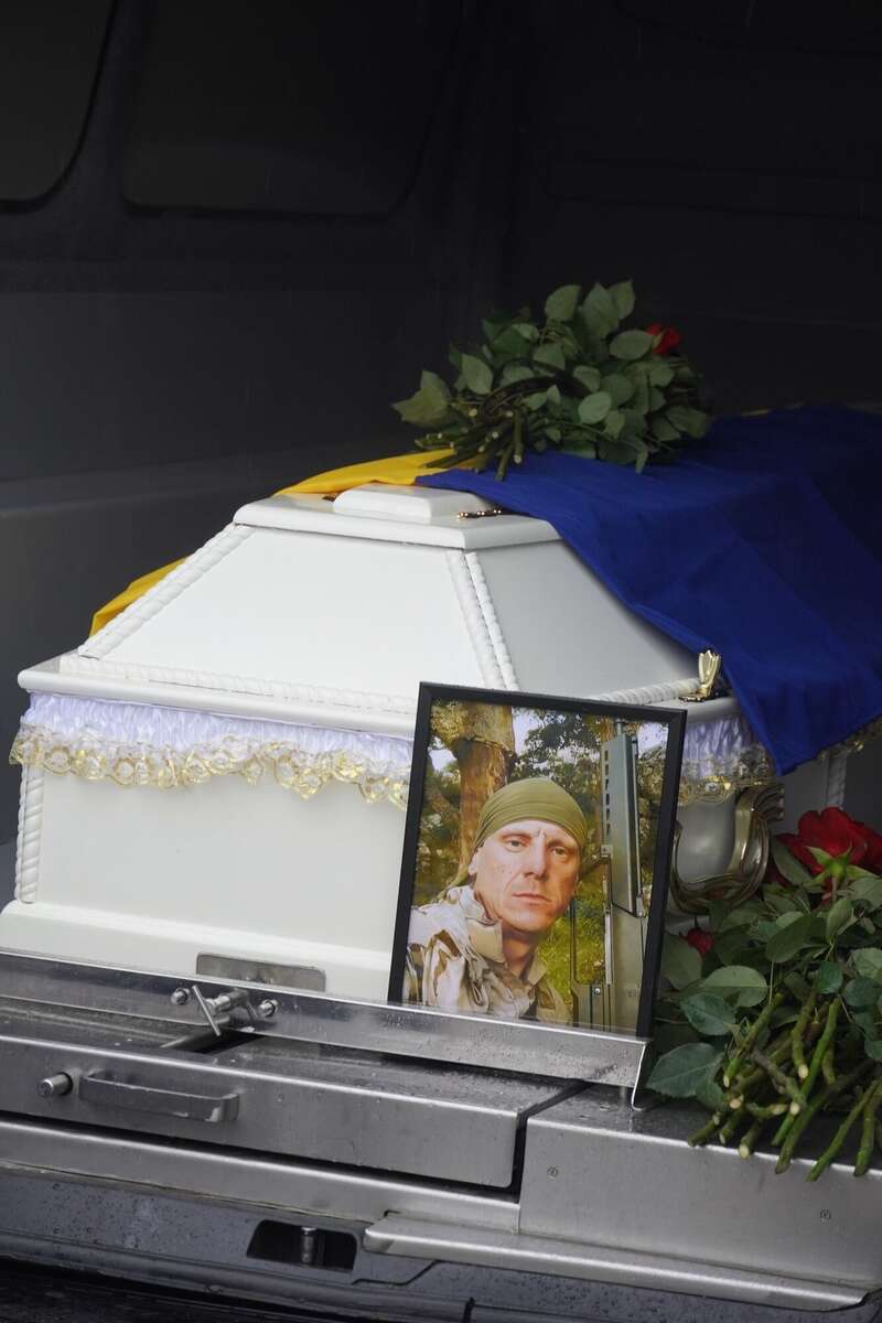 Стоял на защите Украины от российских оккупантов: в Хотине проводили в последний путь младшего сержанта Геннадия Рясова. Фото