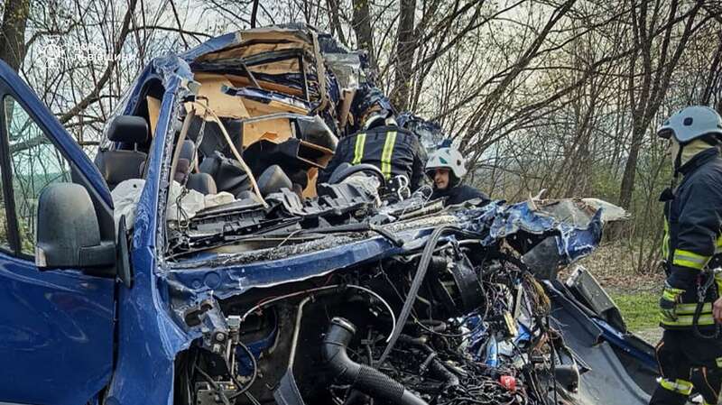 На Львівщині зіткнулись мікроавтобус та автовоз: у жахливій ДТП загинуло двоє людей, є постраждалі. Фото dqxikeidqxidqrant