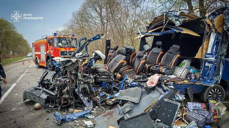 На Львівщині зіткнулись мікроавтобус та автовоз: у жахливій ДТП загинуло двоє людей, є постраждалі. Фото