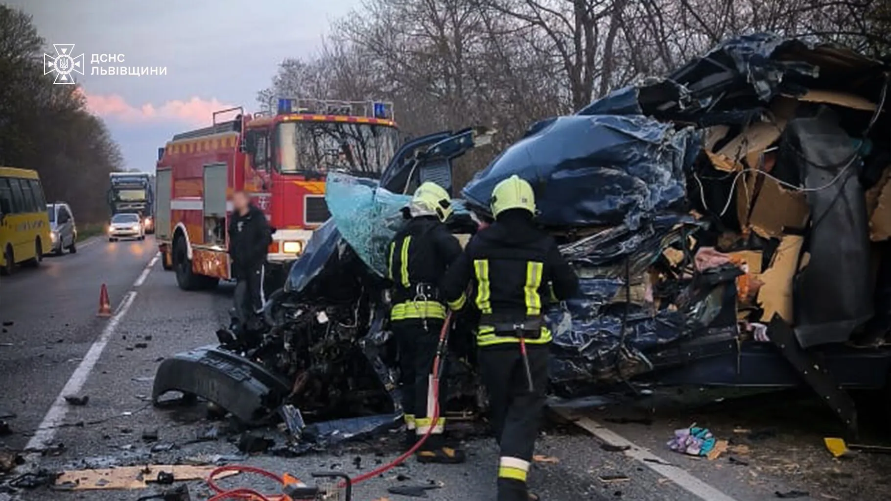 На Львівщині зіткнулись мікроавтобус та автовоз: у жахливій ДТП загинуло двоє людей, є постраждалі. Фото