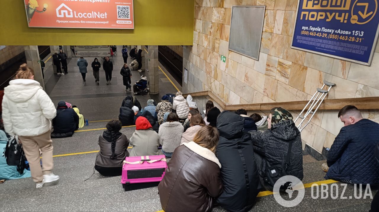 The Kyiv metro turned into a spontaneous shelter due to a missile attack by the Russian army. Photo