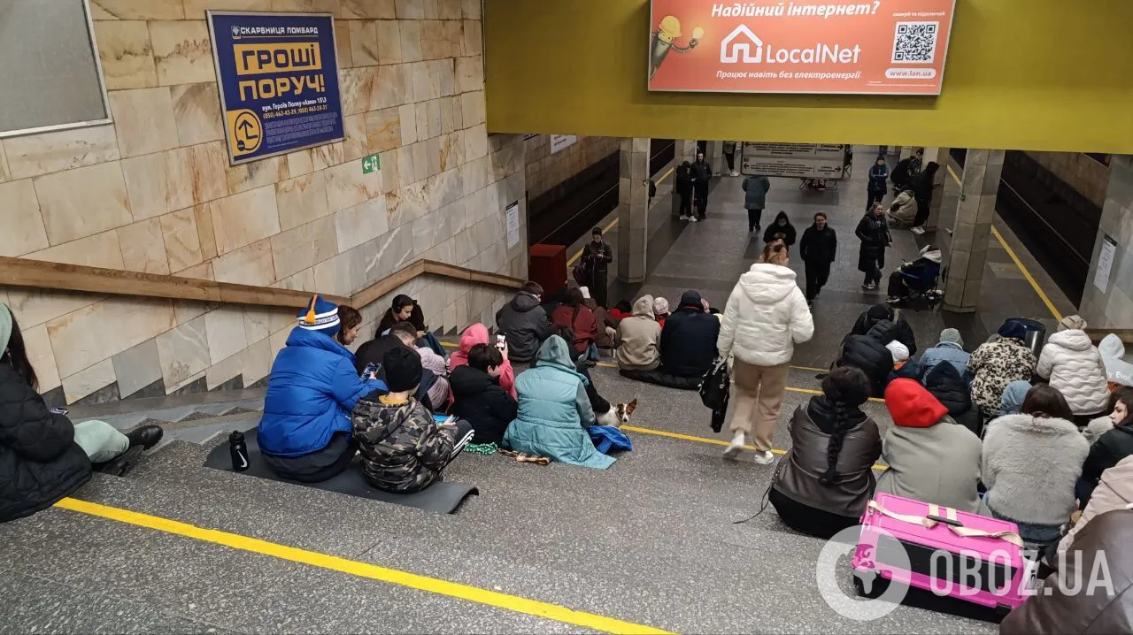 The Kyiv metro turned into a spontaneous shelter due to a missile attack by the Russian army. Photo