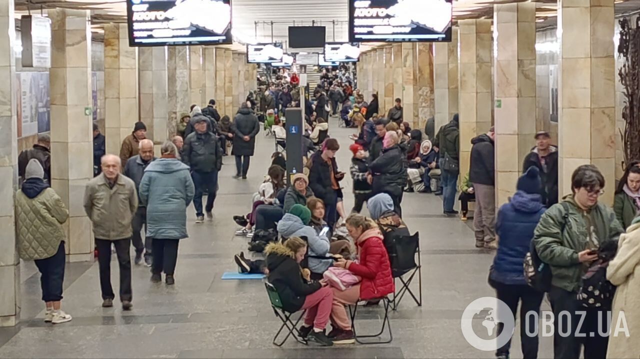 The Kyiv metro turned into a spontaneous shelter due to a missile attack by the Russian army. Photo dqxikeidqxirzant