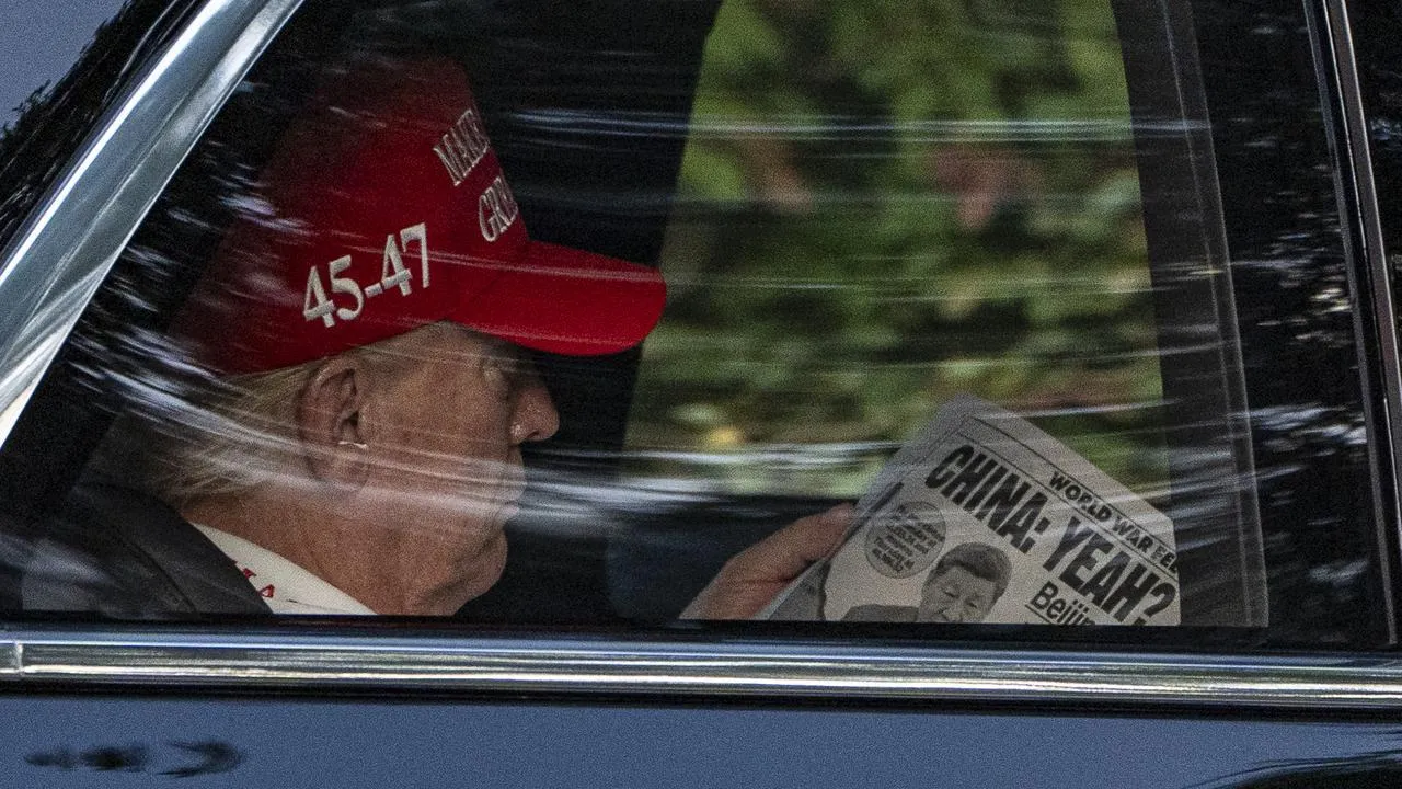 Трамп играет в гольф и читает статьи в таблоиде, пока мировую экономику лихорадит. Фото, видео dqxikeidqxidqrant