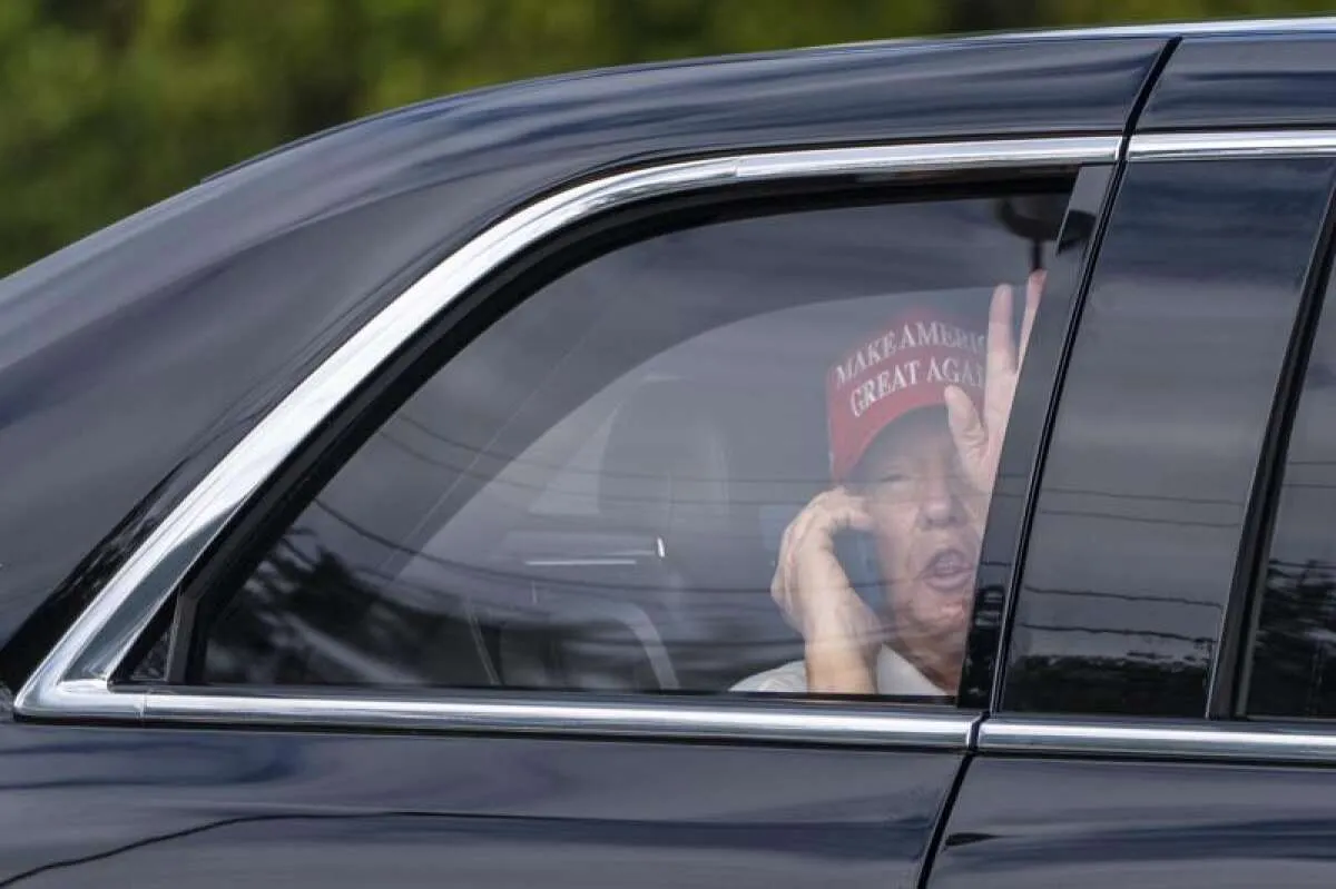 Трамп играет в гольф и читает статьи в таблоиде, пока мировую экономику лихорадит. Фото, видео