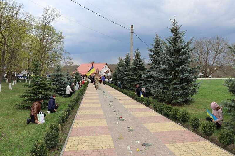 Более месяца считался пропавшим без вести: на Луганщине погиб старший солдат Василий Злагода из Буковины. Фото